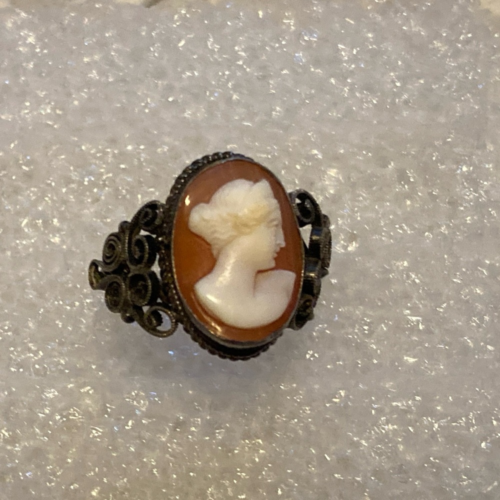 Vintage cameo cosmetic ring.